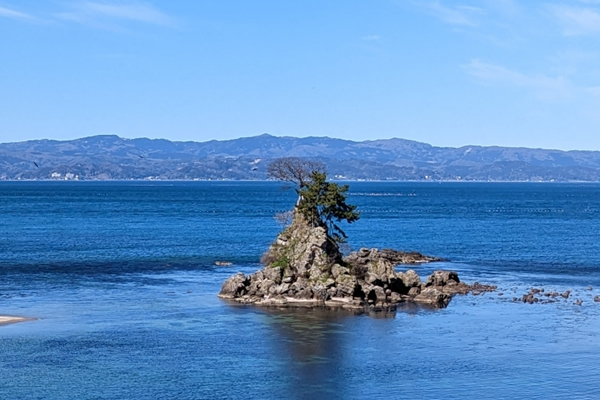女岩